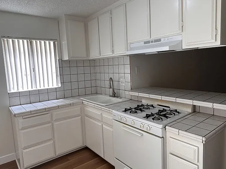 1920 Curtis Ave — Photo 16