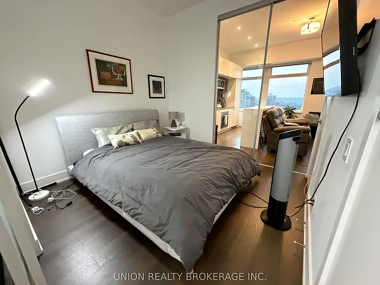 111 Saint Clair Ave W #1527 — Photo 10