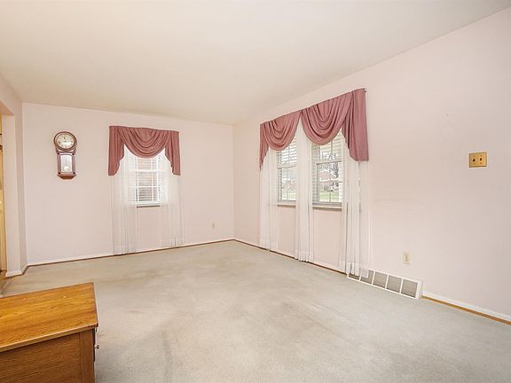 4th image of 8949 Applewood Dr