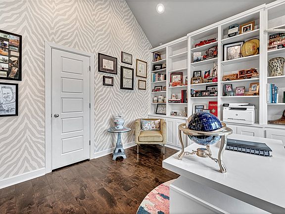 4th image of 315 S Forest Glen Way