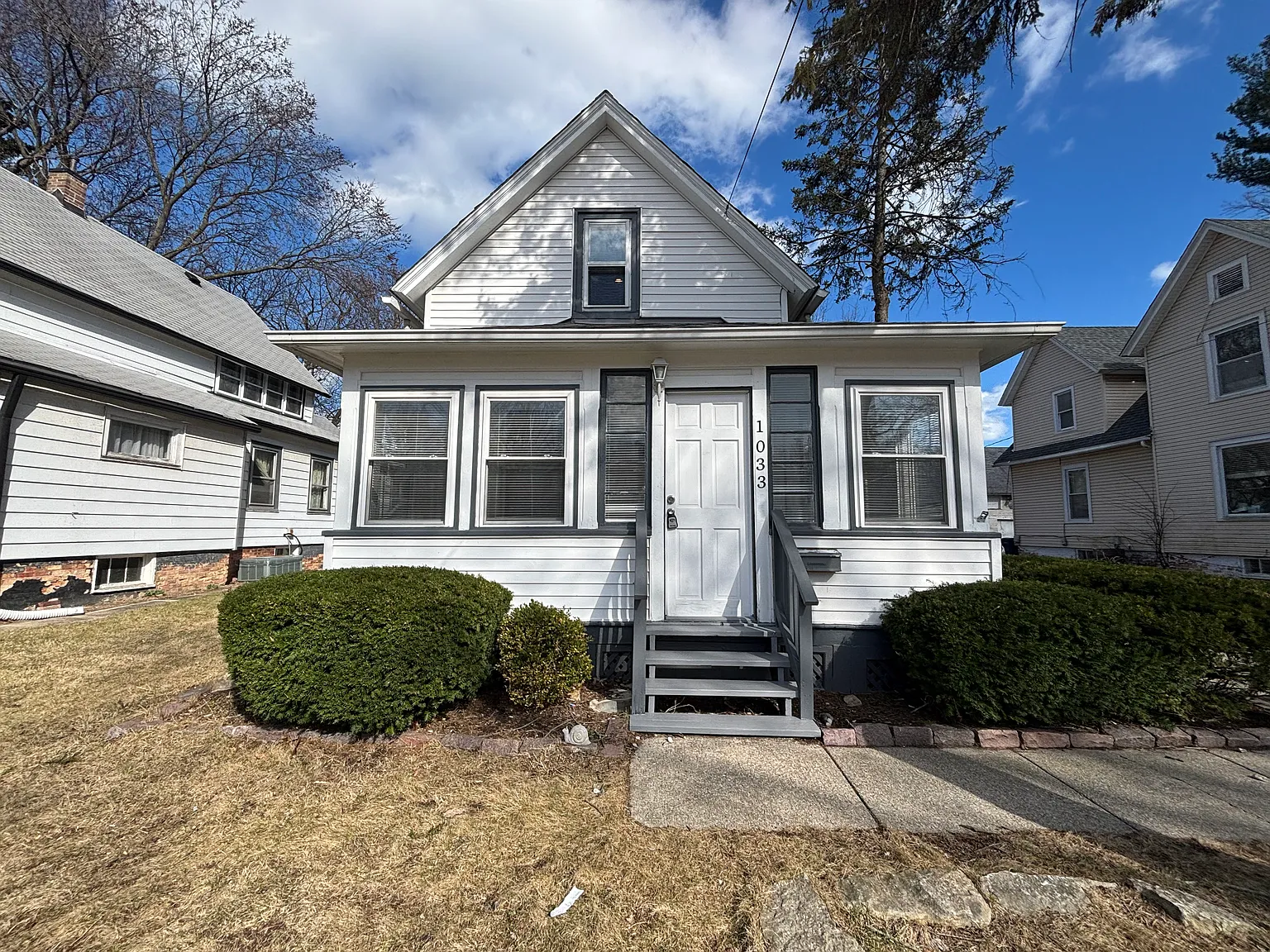 3 bed, 1400 sqft, $1,950 — Photo 1