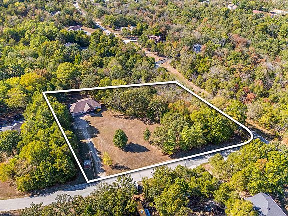 3rd image of 121 Whispering Oaks