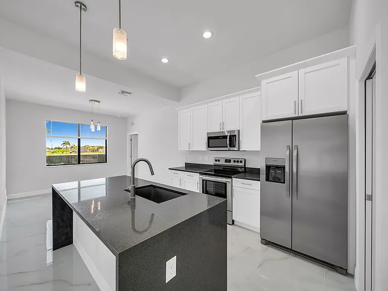 2504 SW 32nd St — Photo 7