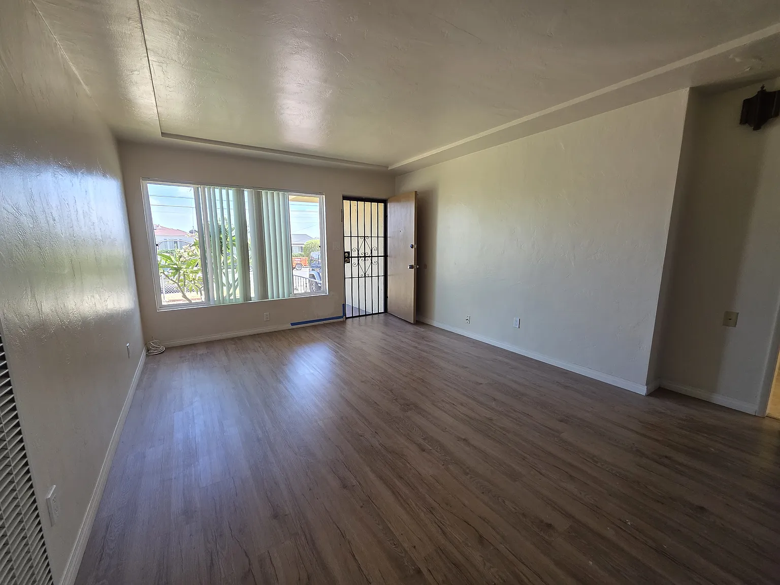 3 bed, 992 sqft, $2,995 — Photo 2