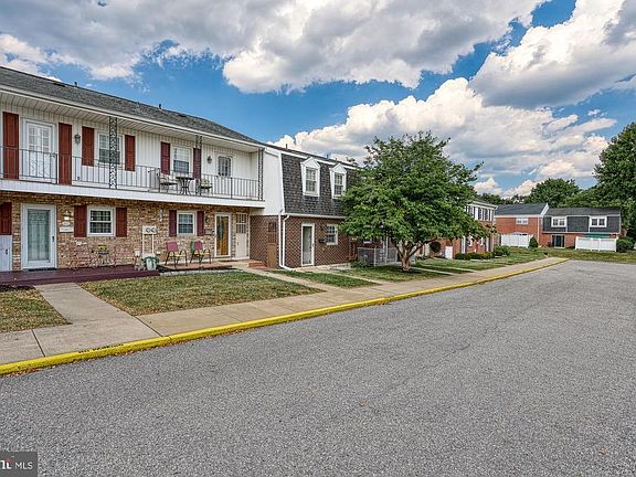 3rd image of 1617 Devers Rd