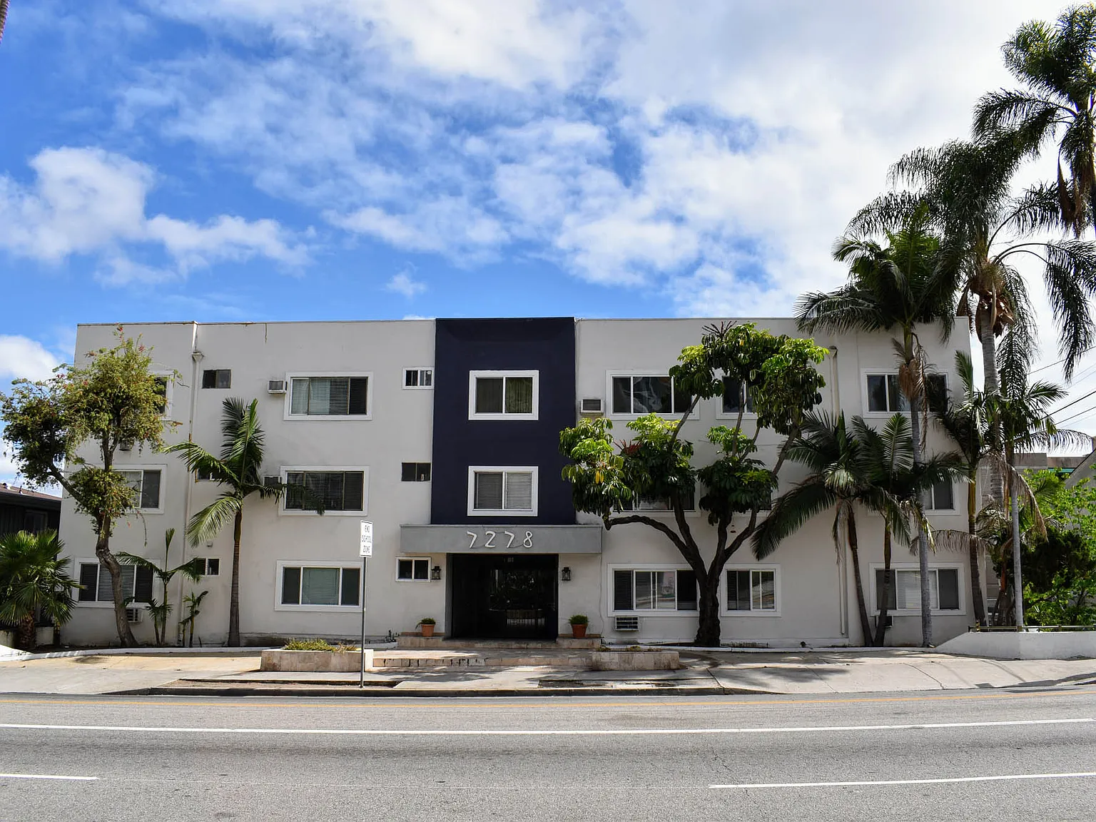 7278 Hollywood Boulevard Apartments — Photo 1