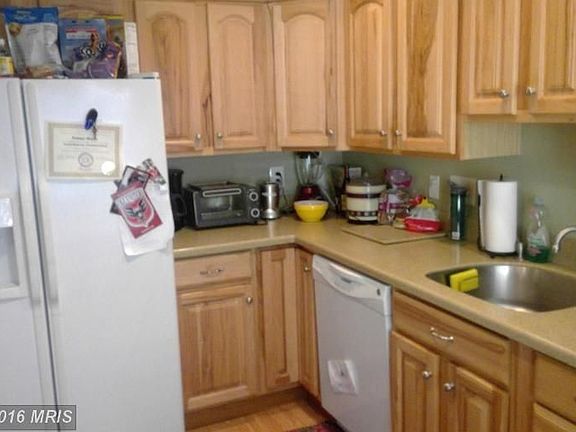 4th image of 752 N Vermont St