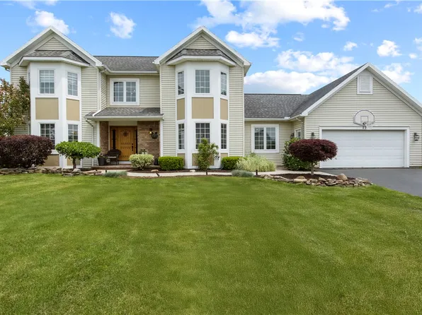 22 Coach Side Ln, Pittsford, NY 14534