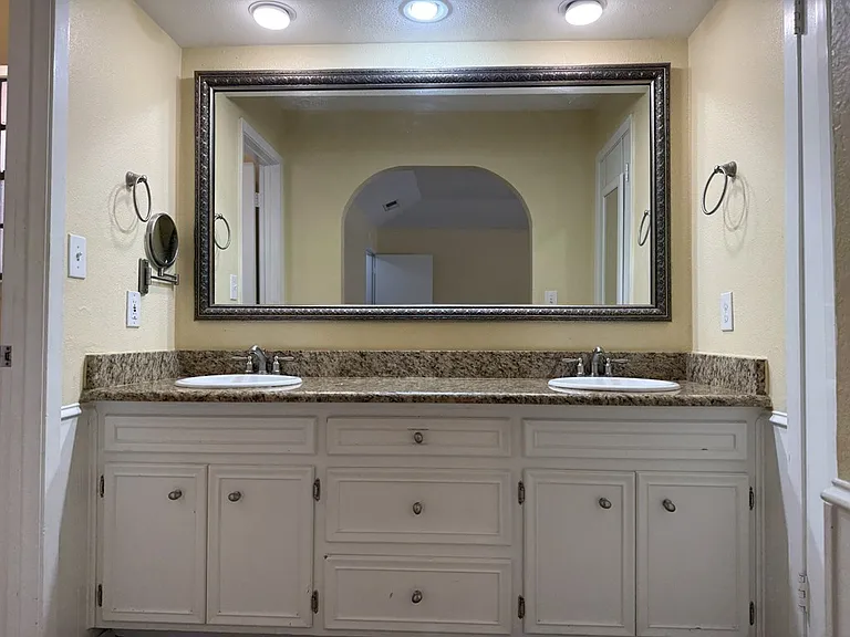 4211 Russell Dr — Photo 15