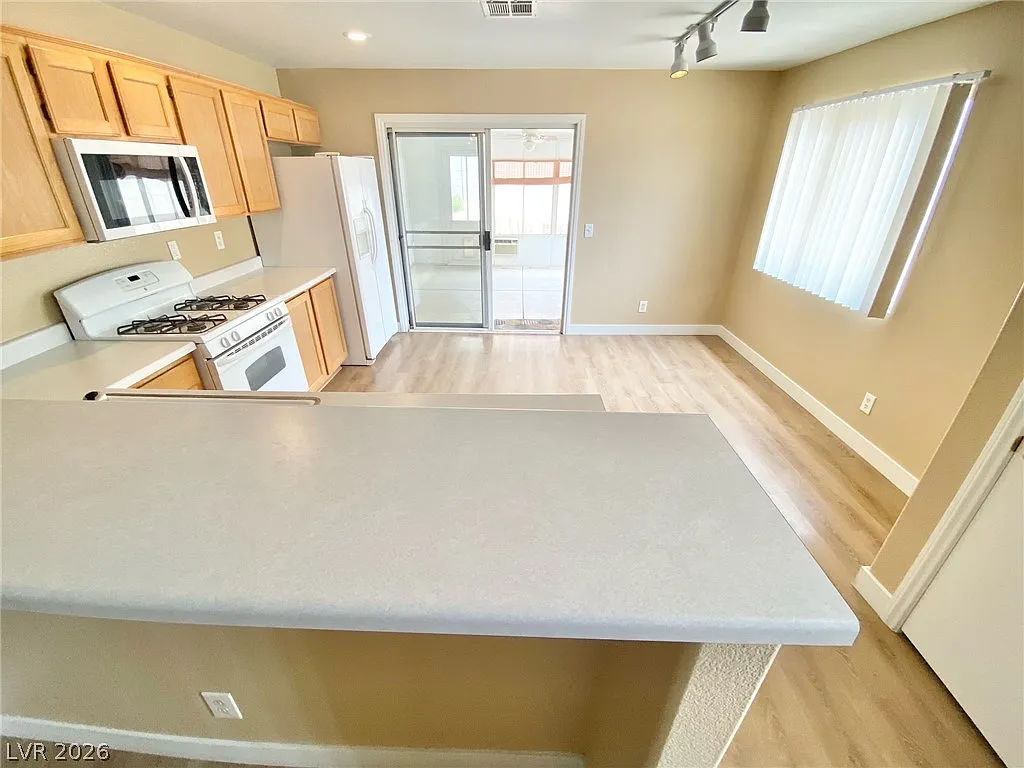 4 bed, 2.0 bath, 1400 sqft, $2,100 — Photo 4