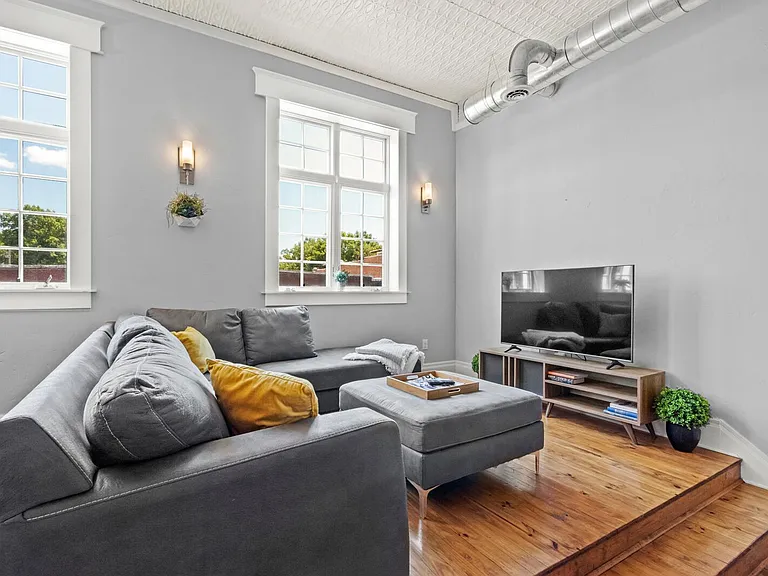 116 S Broadway St — Photo 12