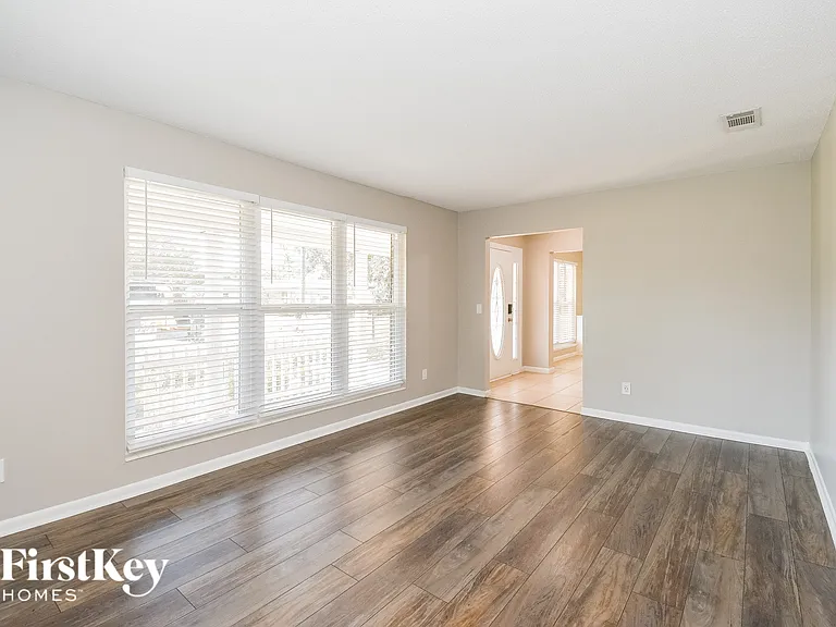 8801 Coventry Ct — Photo 3