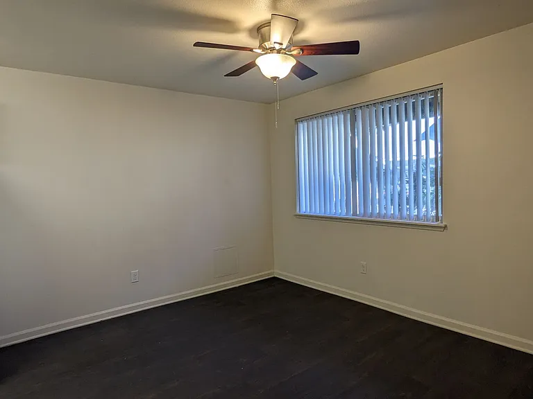 Royal Crest Townhomes — Photo 10