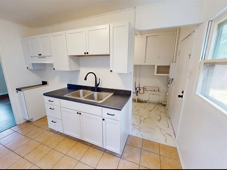 921 Giddings St — Photo 2