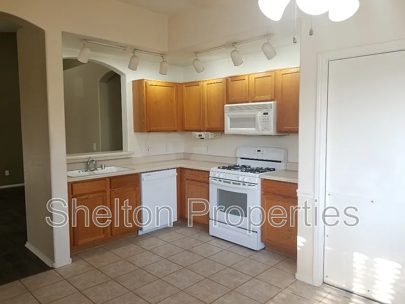 3 bed, 2.0 bath, 1266 sqft, $2,145 — Photo 3
