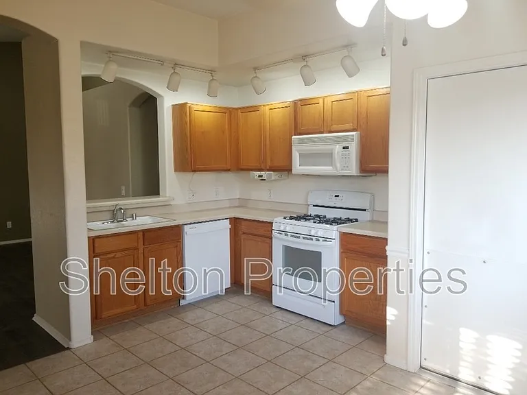 16105 W Hadley St — Photo 3
