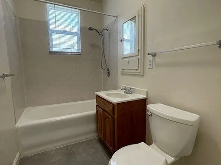 Quaint Studio, Freshly Painted, with modern fixtures, with front and back entrance, — Photo 10