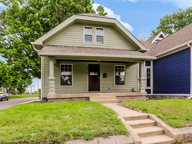 910 Sanders St — Photo 2