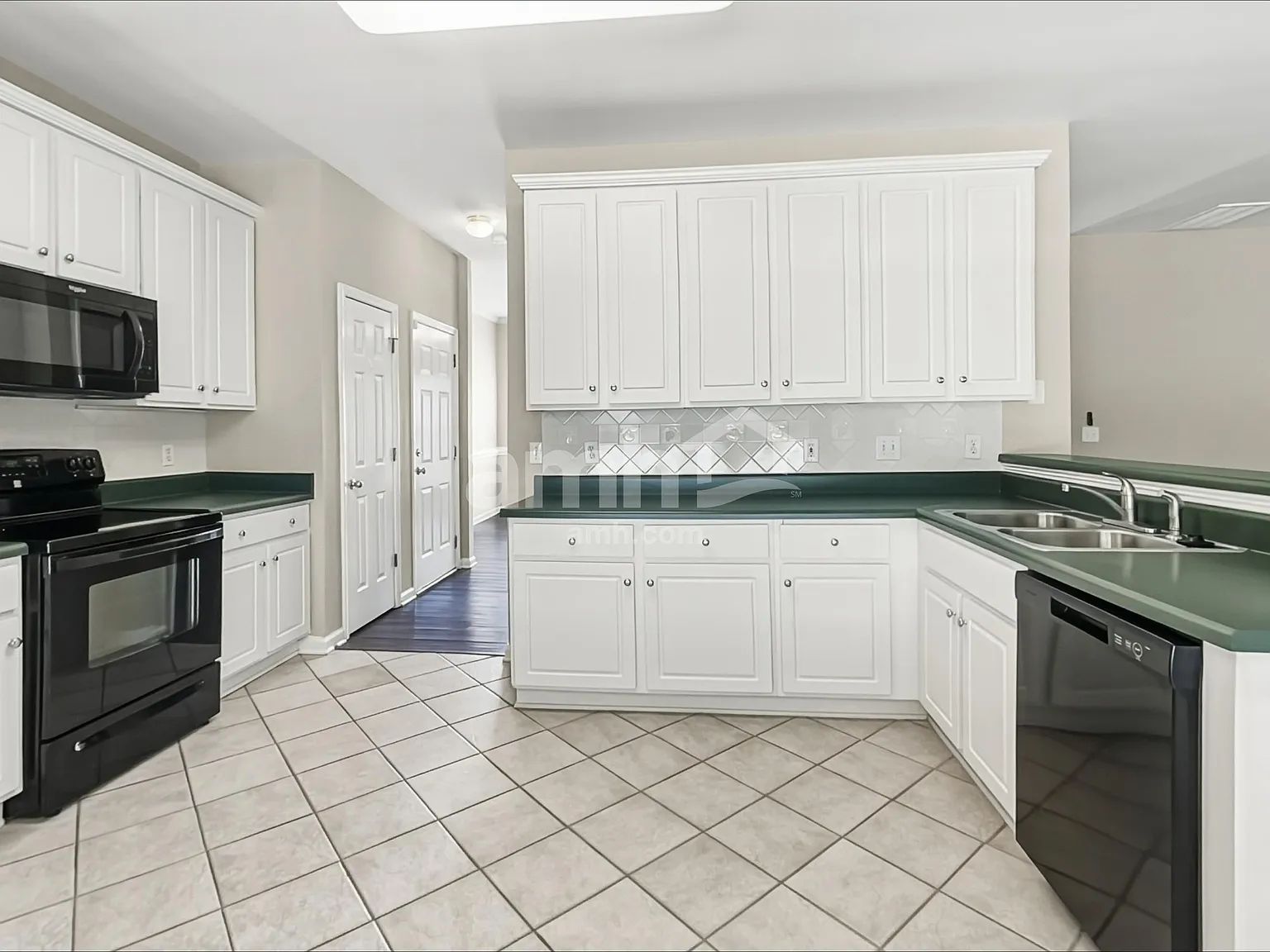 3 bed, 2.5 bath, 2282 sqft, $2,350 — Photo 3