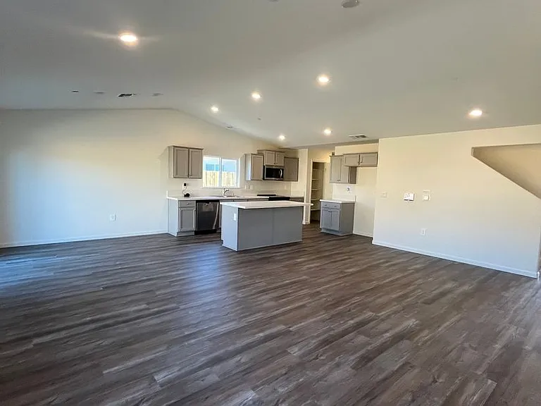 1654 Pacific Dr — Photo 14