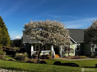 6826 Blackberry Ln NW, Olympia, WA 98502
