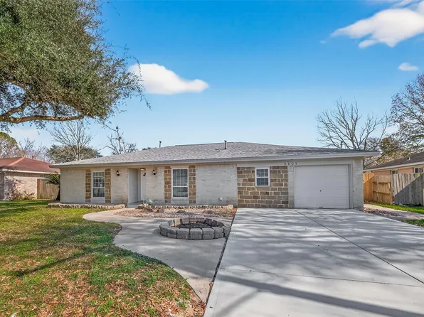 5401 Bayou Dr, Dickinson, TX 77539