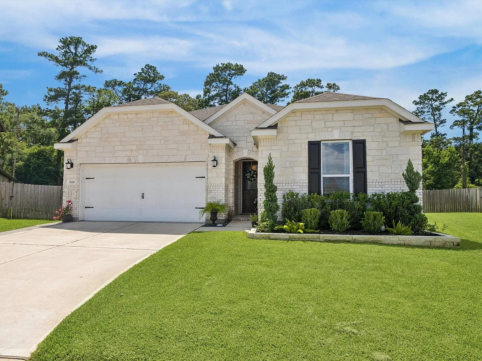 3 bed, 2.0 bath, 2461 sqft, $2,550 — Photo 1