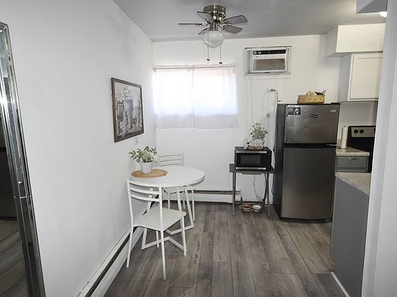 4th image of 605 N Wolf Rd APT B9