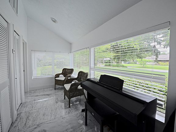 4th image of 5841 Jasmine Ln