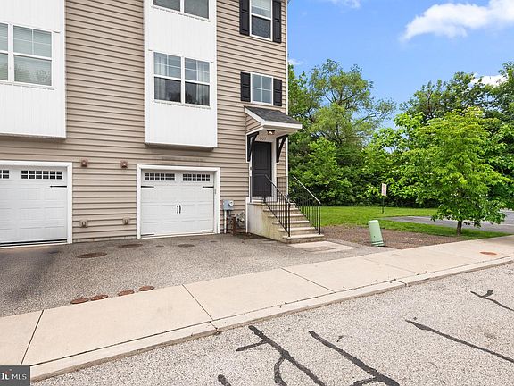 2nd image of 607 Apple St