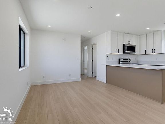 5th image of 3075 Hawthorn St #5