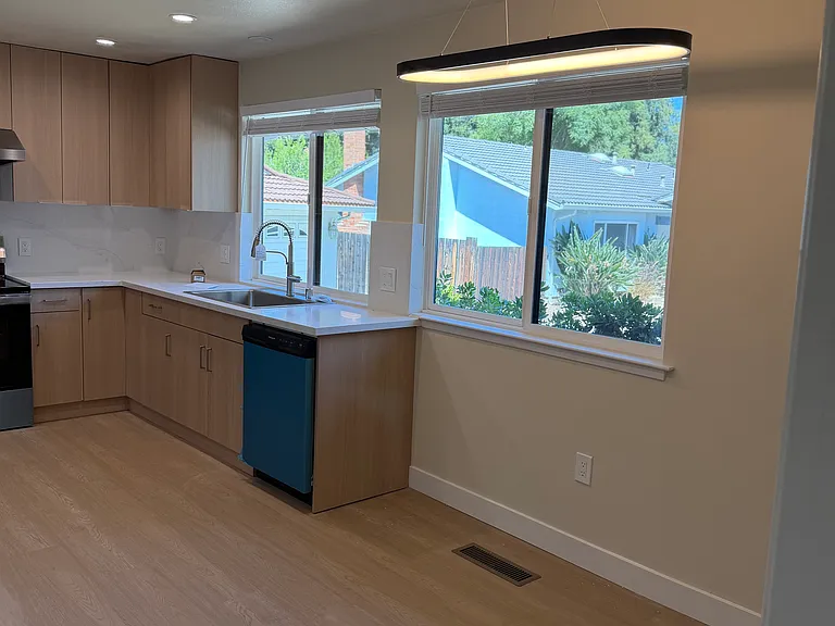 898 Pepper Tree Ct — Photo 6