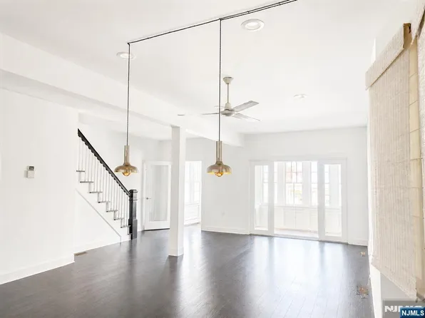 528 Undercliff Ave, Edgewater, NJ 07020