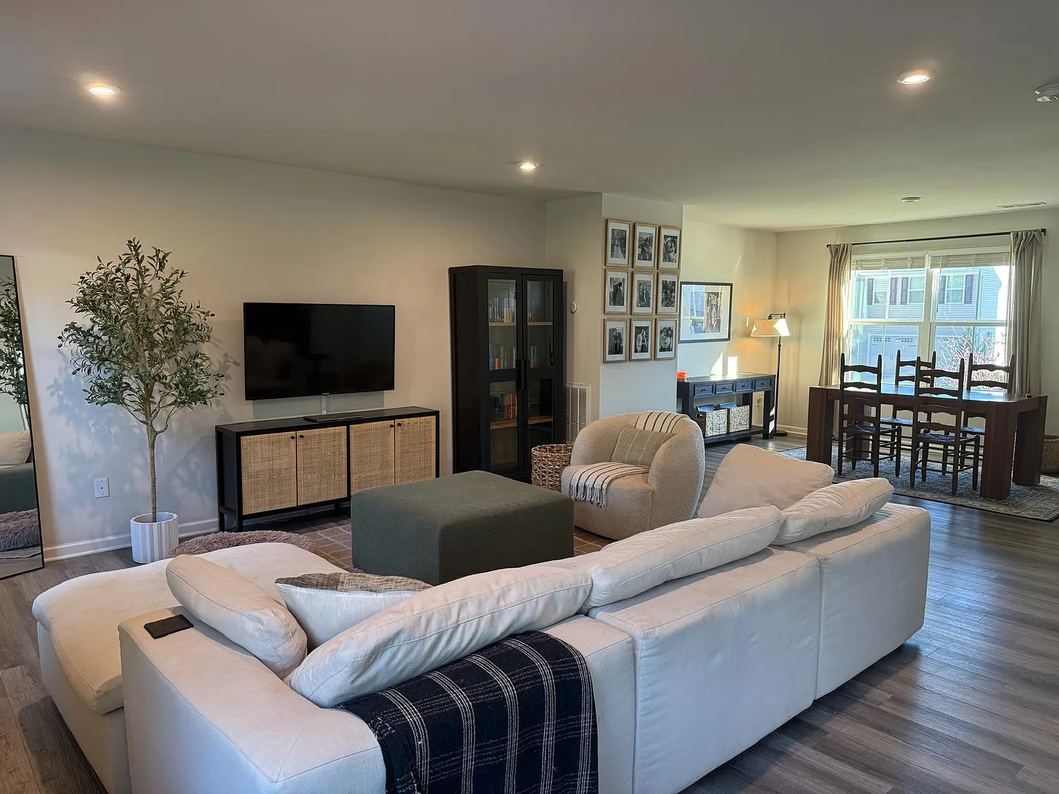 4 bed, 2.5 bath, 2200 sqft, $2,850 — Photo 4