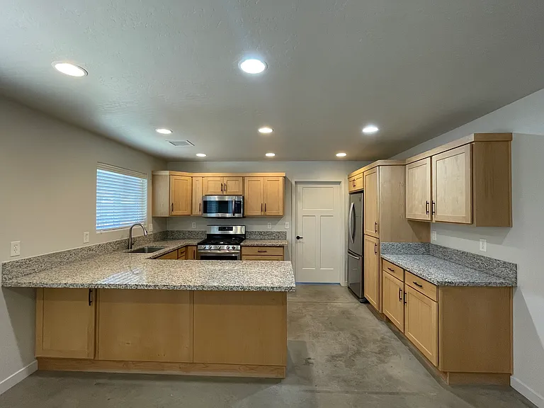 1048 Whipple St — Photo 4