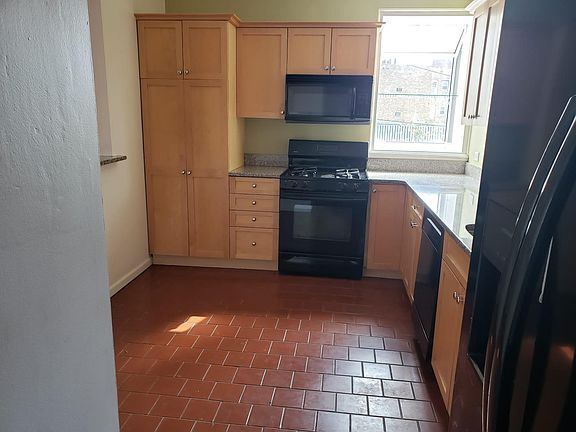 4th image of 905 W Belle Plaine Ave #2E