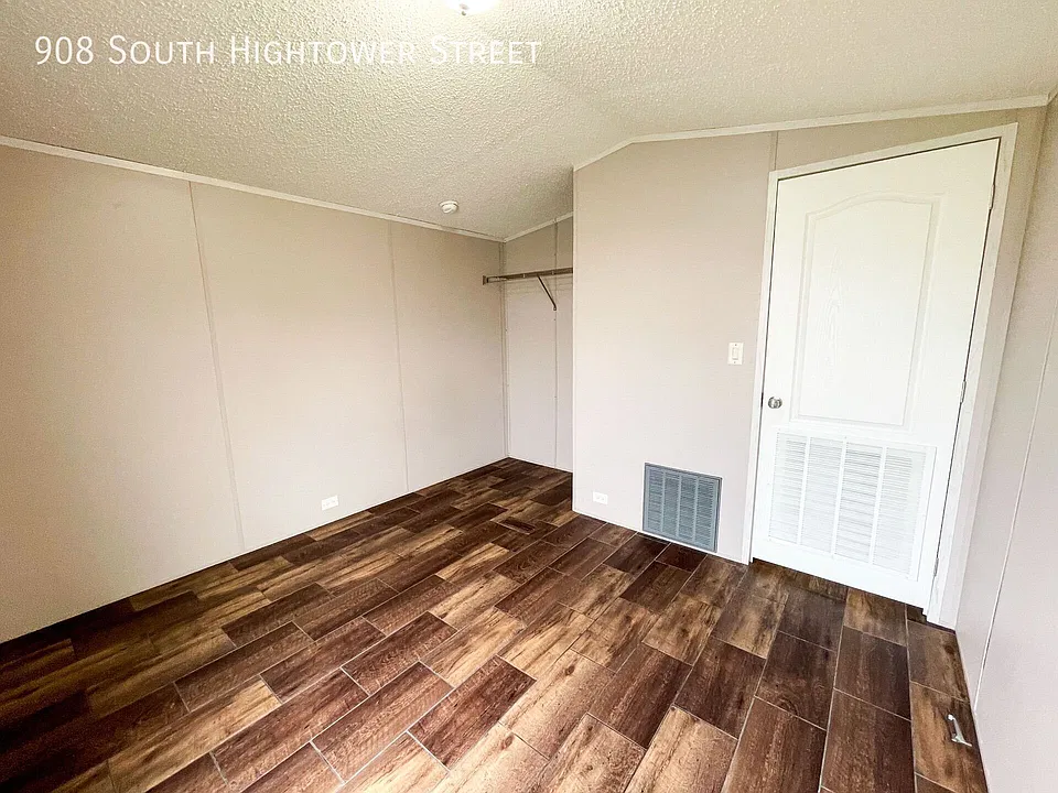 908 S Hightower St