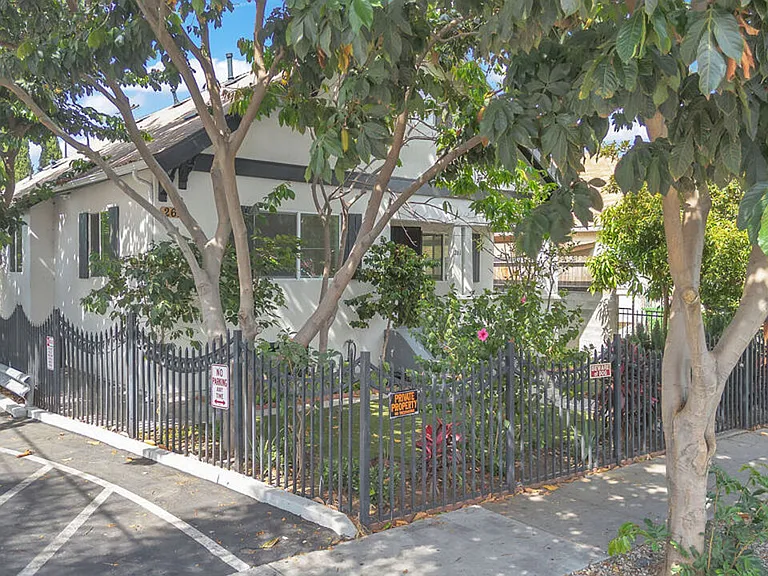 261 W 43rd Pl — Photo 1