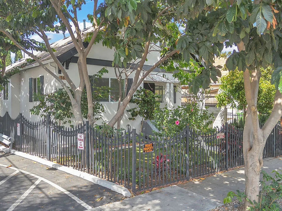 261 W 43rd Pl