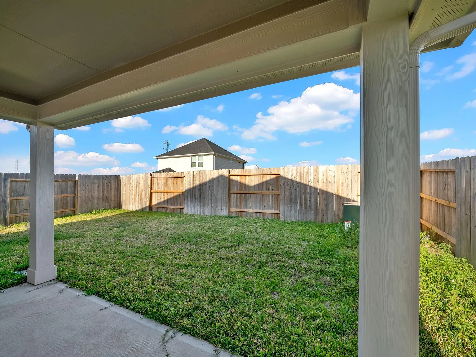 3 bed, 2.0 bath, 1599 sqft, $2,200 — Photo 2