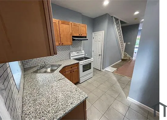 3 bed, 1050 sqft, $1,800 — Photo 2