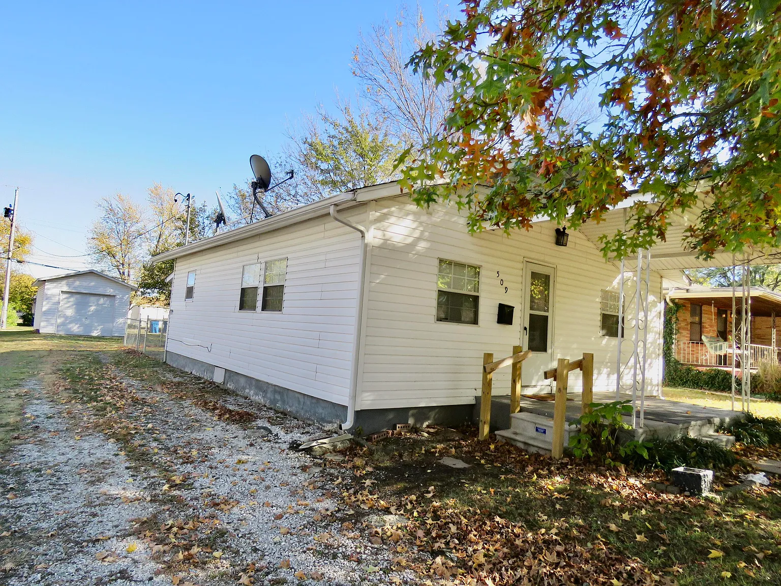 2 bed, 1.0 bath, 952 sqft, $950 — Photo 2