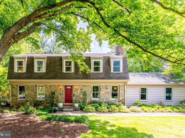 723 Forest Ridge Dr, Great Falls, VA 22066