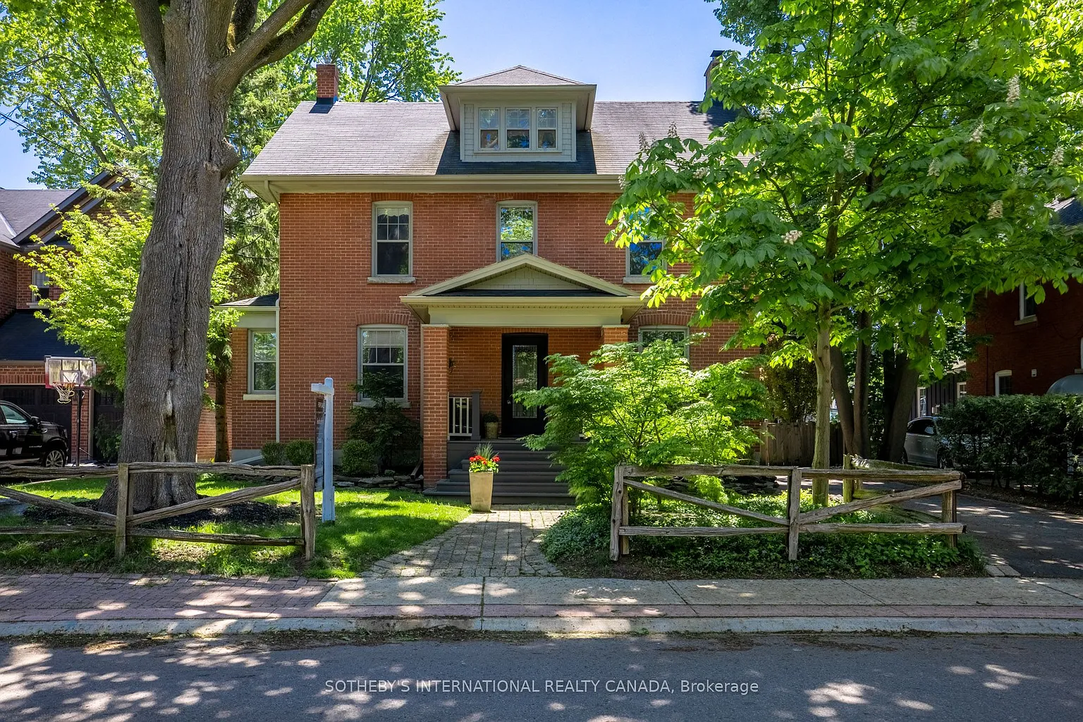 77 Catherine Ave photo 1
