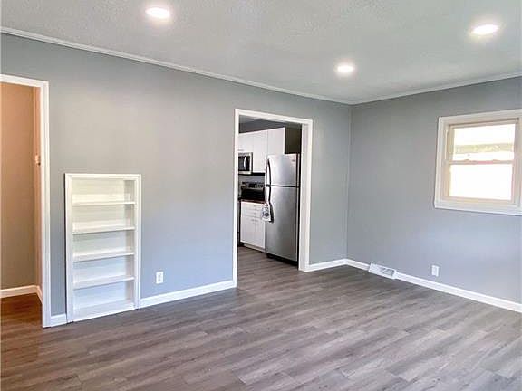 2nd image of 213 William St