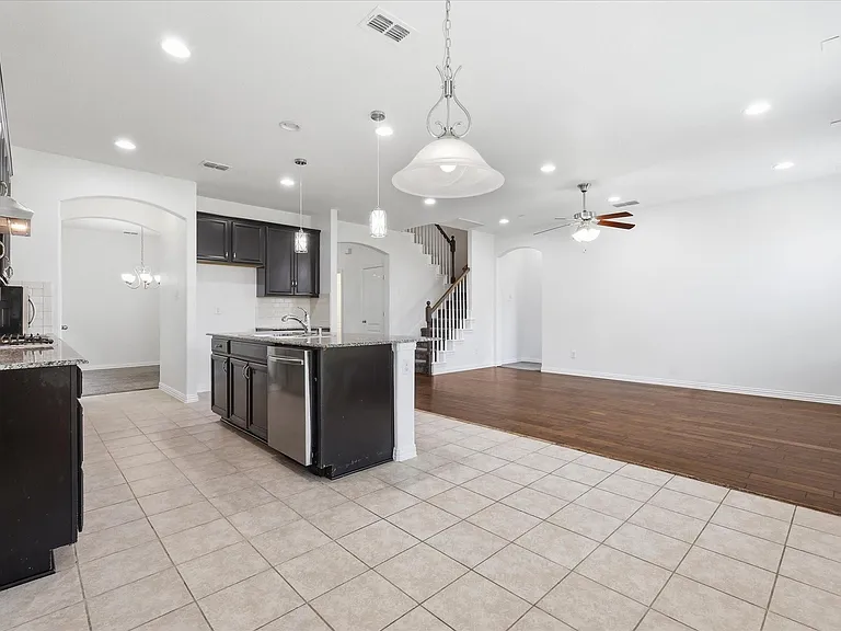 808 Bird Creek Dr — Photo 6