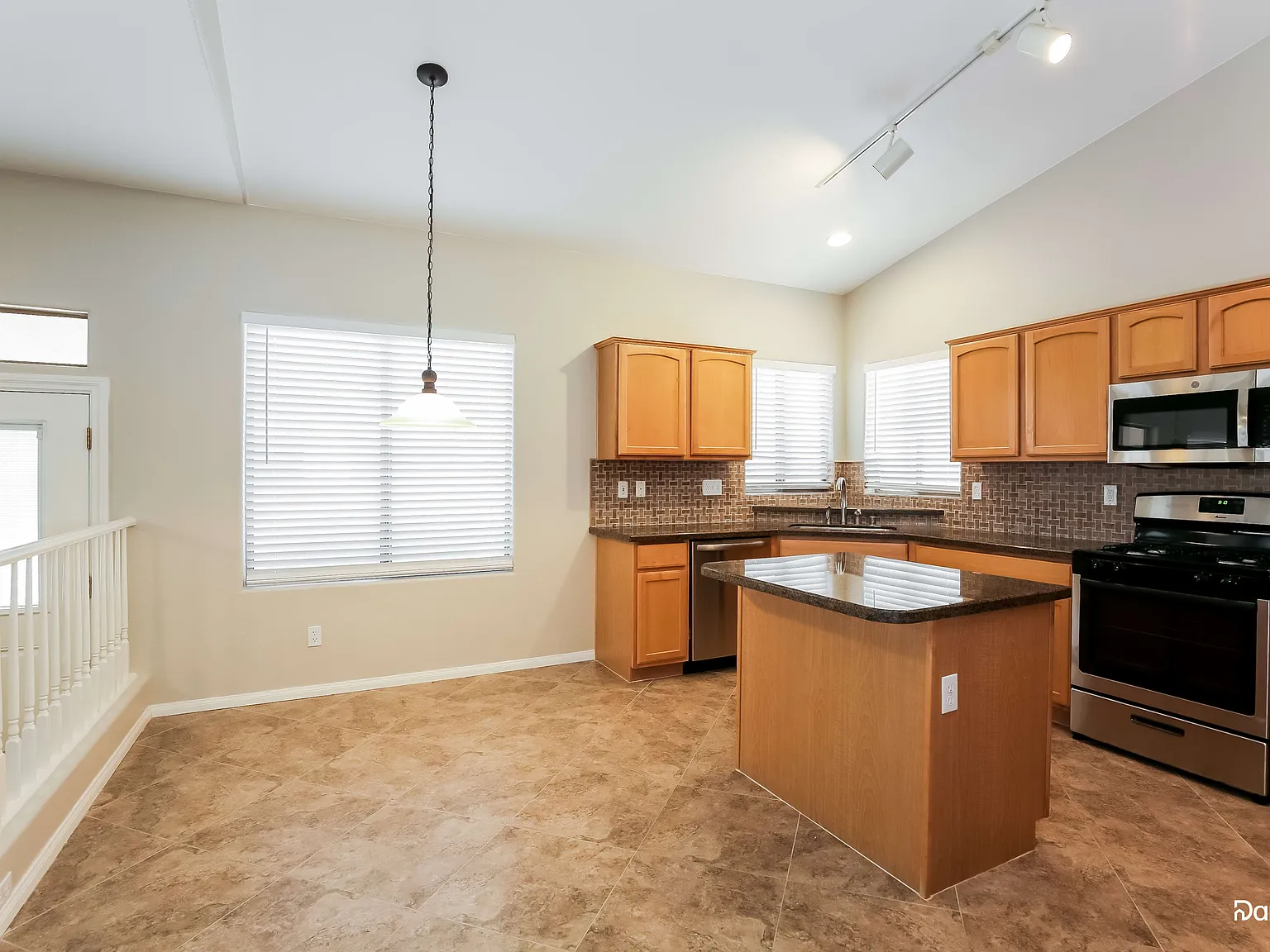 3 bed, 2.5 bath, 1892 sqft, $2,270 — Photo 2