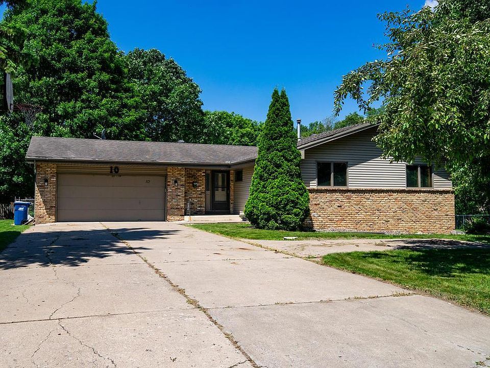 1st image of 10 Oakwood Dr