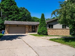 10 Oakwood Dr, New Brighton, MN 55112
