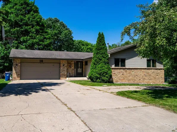 10 Oakwood Dr, New Brighton, MN 55112